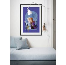 Gerahmtes Bild mit den Charakteren Anna und Elsa aus Die Eiskönigin an einer Zimmerwand über einem Bett