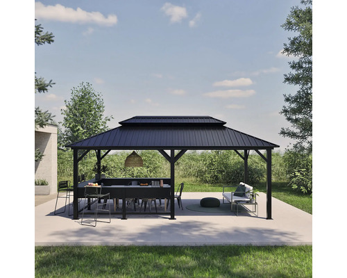 Gartenpavillon mit Esstisch, Stühlen und Sitzgelegenheit im Außenbereich