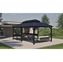 Pavillon mit Esstisch und Sitzgelegenheit im Außenbereich
