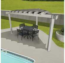 Pergola mit Sonnensegel und Gartengarnitur neben einem Pool