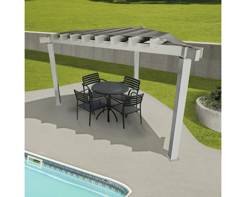 Pergola mit Sonnensegel und Gartengarnitur neben einem Pool