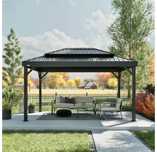 Pavillon mit Dach und Sitzgelegenheiten im Garten