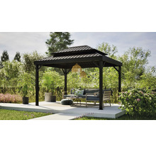 Gartenszene mit Pavillon, Sitzmöbeln und dekorativen Elementen auf einer Rasenfläche.