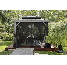 Gartenszene mit Pavillon, Vorhängen, Tisch und Stühlen auf einer Holzterrasse.