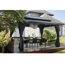 Pavillon mit Tisch und Stühlen auf einer Terrasse im Garten