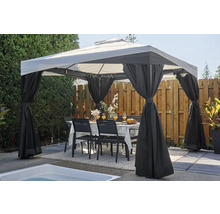 Gartenszene mit Pavillon, Tisch und Stühlen auf einer Terrasse