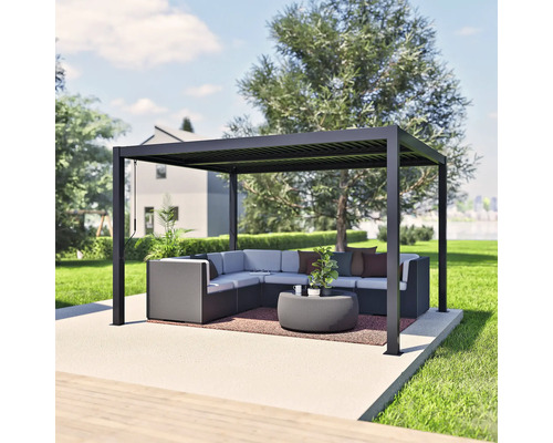 Gartenszene mit Pavillon, Lounge-Möbeln und Couchtisch auf einer Terrasse im Garten.