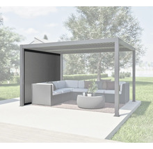 Pergola mit Lamellendach, Ecksofa und Sichtschutzwand im Garten