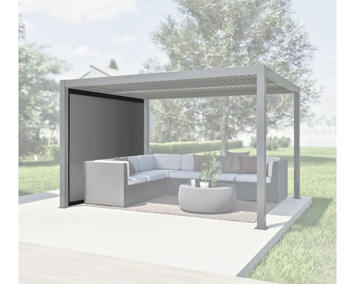 Pergola mit Lamellendach, Ecksofa und Sichtschutzwand im Garten