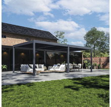 Modern gestaltete Terrasse mit Pergola, Gartenmöbeln und Rasenfläche.