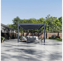 Überdachte Terrasse mit Gartenmöbeln und Backsteinmauer