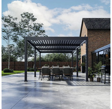 Terrasse mit Pergola, Tisch und Stühlen im Garten