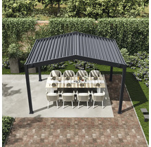 Überdachter Gartentisch mit acht Stühlen im Garten.