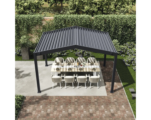 Überdachter Gartentisch mit acht Stühlen im Garten.