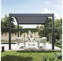 Pergola mit Lamellendach, Esstisch und Stühlen im Garten