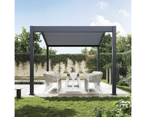 Pergola mit Lamellendach, Esstisch und Stühlen im Garten