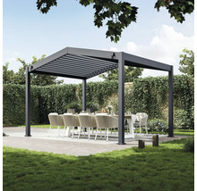 Überdachte Terrasse mit Lamellendach, Esstisch und Stühlen im Garten.