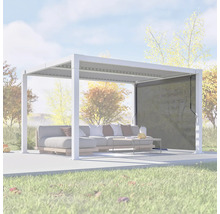Aluminium Pavillon mit Lamellendach, ausgestattet mit einem Sofa und Rollo im Garten.