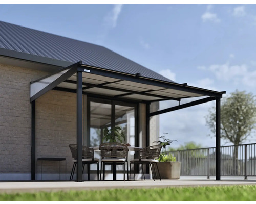 Terrasse mit Terrassenüberdachung und Sitzmöbeln