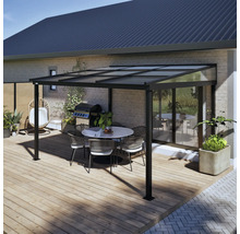 Terrasse mit Überdachung, Esstisch und Stühlen im Garten