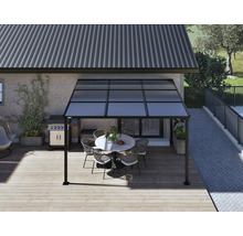 Terrassenüberdachung mit Tisch und Stühlen auf einer Holzterrasse