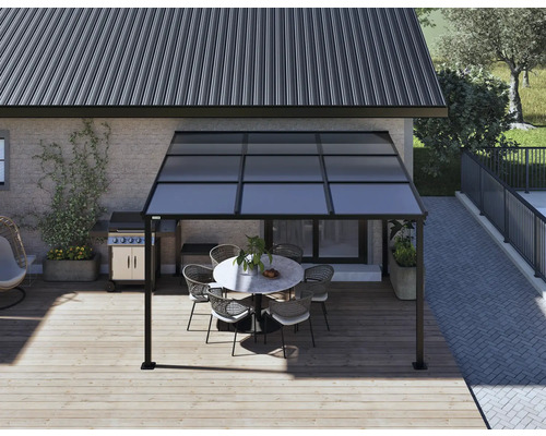 Terrassenüberdachung mit Tisch und Stühlen auf einer Holzterrasse