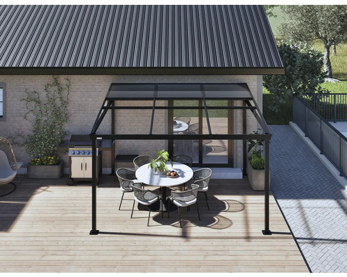 Überdachte Terrasse mit Tisch und Stühlen auf einer Holzterrasse neben einem Wohnhaus