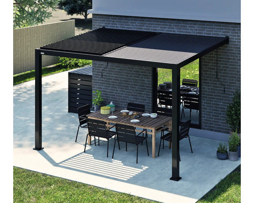 Szene mit einer Pergola mit verstellbaren Lamellen, einem Gartentisch und Stühlen auf einer Terrasse