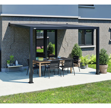 Schwarze Terrassenüberdachung mit Tisch und Stühlen im Garten.