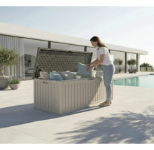 Frau verstaut Kissen in einer Garten Aufbewahrungsbox im Freien