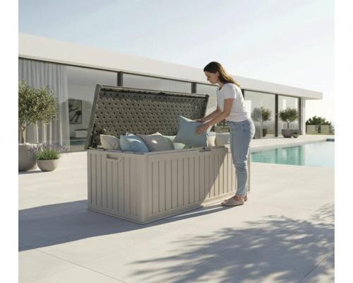 Frau verstaut Kissen in einer Garten Aufbewahrungsbox im Freien