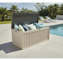 Geöffnete Kunststoff Auflagenbox mit Kissen am Pool