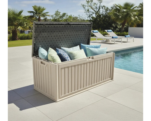 Geöffnete Kunststoff Auflagenbox mit Kissen am Pool