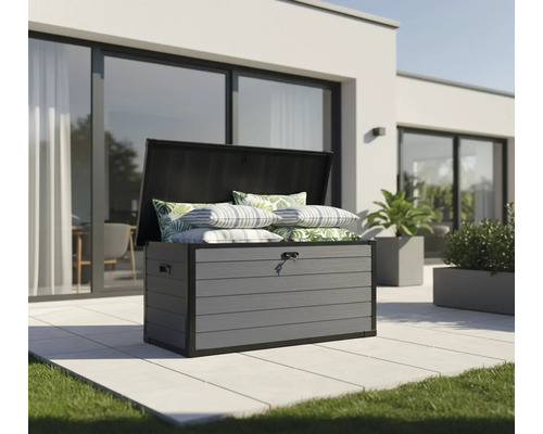 Geöffnete Gartenbox mit Kissen im Außenbereich