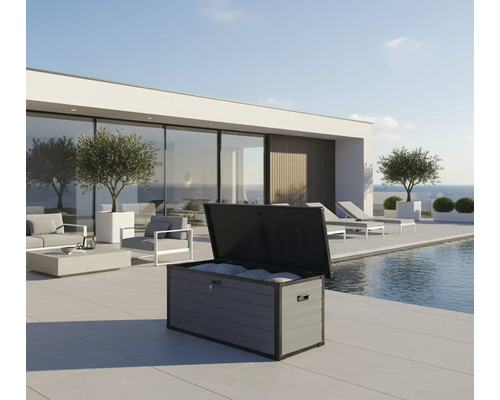 Geöffnete, graue Aufbewahrungsbox im Außenbereich neben einem Pool.