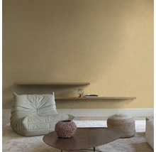 Wohnzimmer mit Sessel, Couchtisch und Regalen an der Wand.