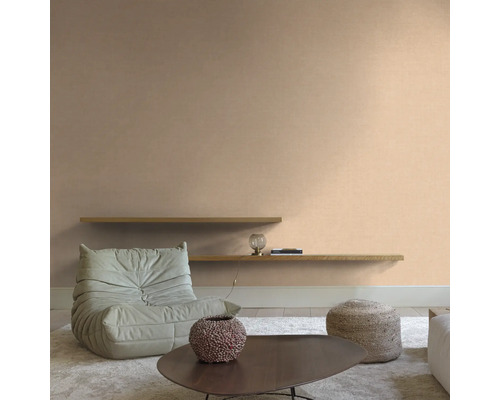 Wohnzimmer mit Sessel, Holztisch, Regalen und Dekoration für eine gemütliche Atmosphäre
