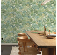 Ein Esszimmer mit einem Holztisch und Stühlen vor einer Tapete mit Baumdesign.