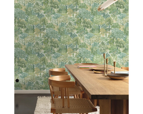 Ein Esszimmer mit einem Holztisch und Stühlen vor einer Tapete mit Baumdesign.