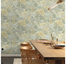 Esszimmer mit floral gemusterter Tapete, Holztisch und Stühlen