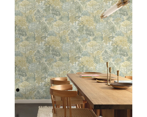 Esszimmer mit floral gemusterter Tapete, Holztisch und Stühlen