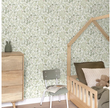 Kinderzimmer mit botanischer Tapete, Bett, Kommode und Stuhl