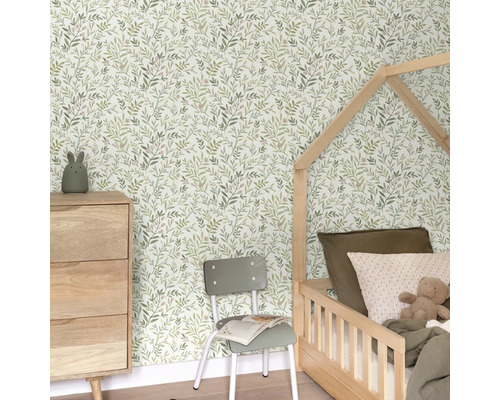Kinderzimmer mit botanischer Tapete, Bett, Kommode und Stuhl