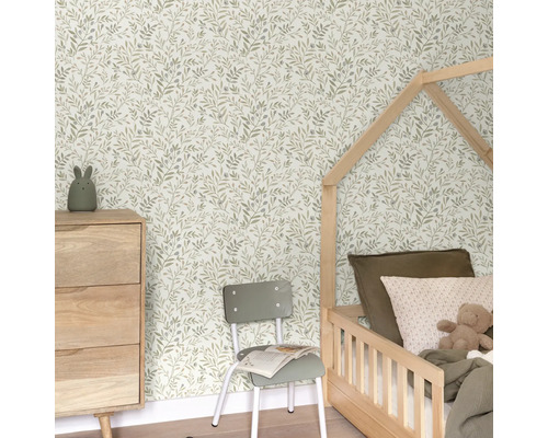 Kinderzimmer mit Blättertapete, Bett und Kommode