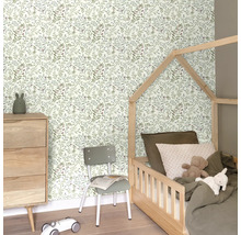 Kinderzimmer mit Bett, Kommode, Stuhl und Tapete mit Blätterdesign