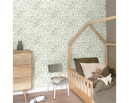 Kinderzimmer mit Bett, Kommode, Stuhl und Tapete mit Blätterdesign