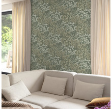 Wohnzimmer mit Sofa und grüner floraler Tapete