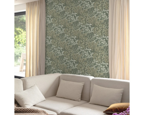 Wohnzimmer mit Sofa und grüner floraler Tapete