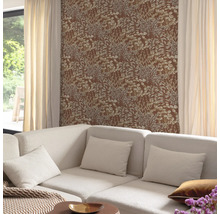 Wohnzimmer mit brauner floraler Tapete, Sofa und Vorhängen