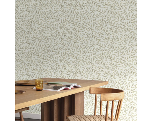 Raumansicht mit Blättertapete, Holztisch und Stuhl